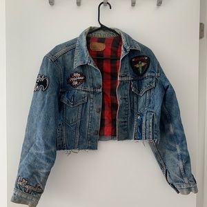 Levi’s denim jacket w plaid interior. Rare find.